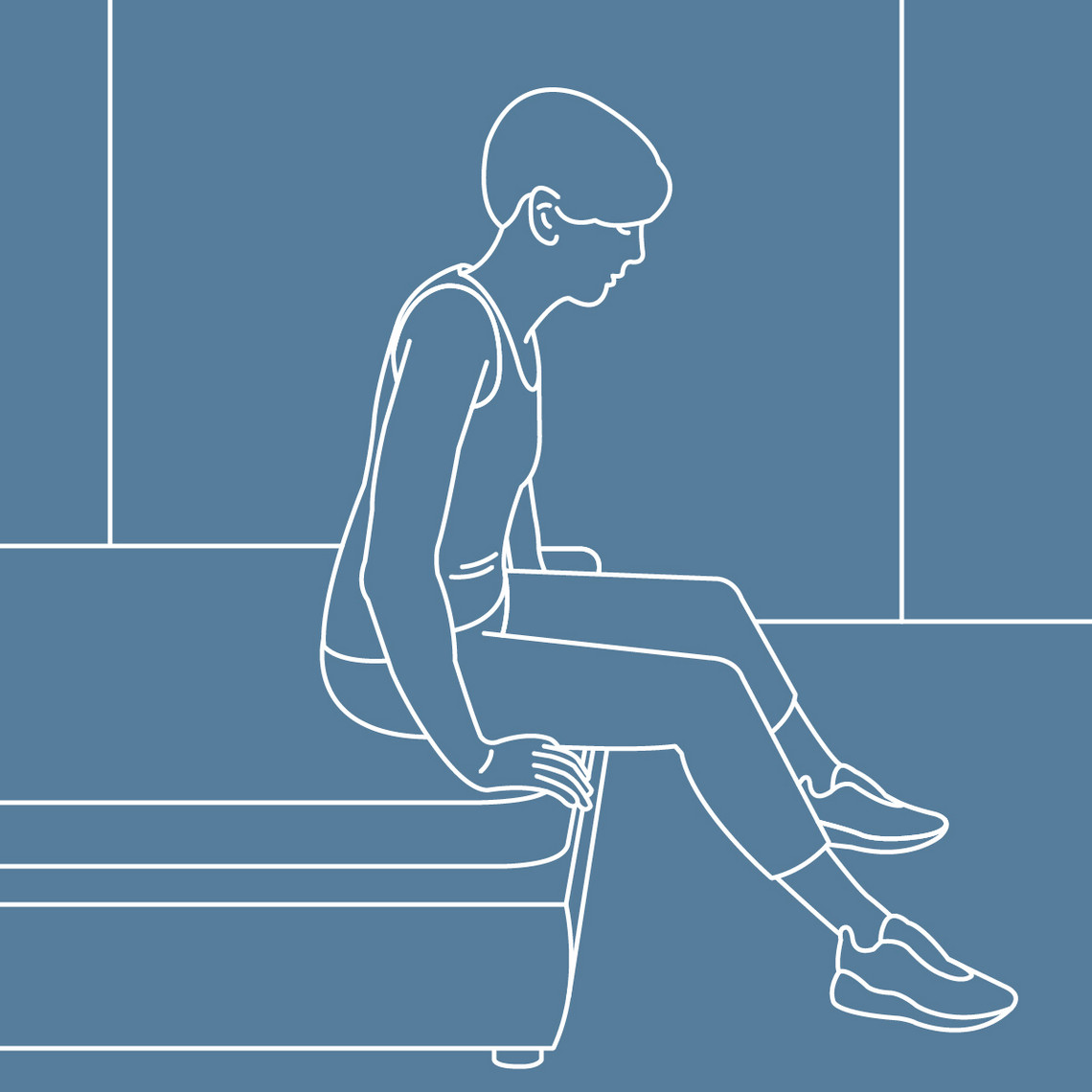 Grafische Darstellung einer Person, die breitbeinig auf der Bettkante sitzt, die Arme neben dem Oberkörper aufs Bett gestützt, leicht nach vorne gelehnt 