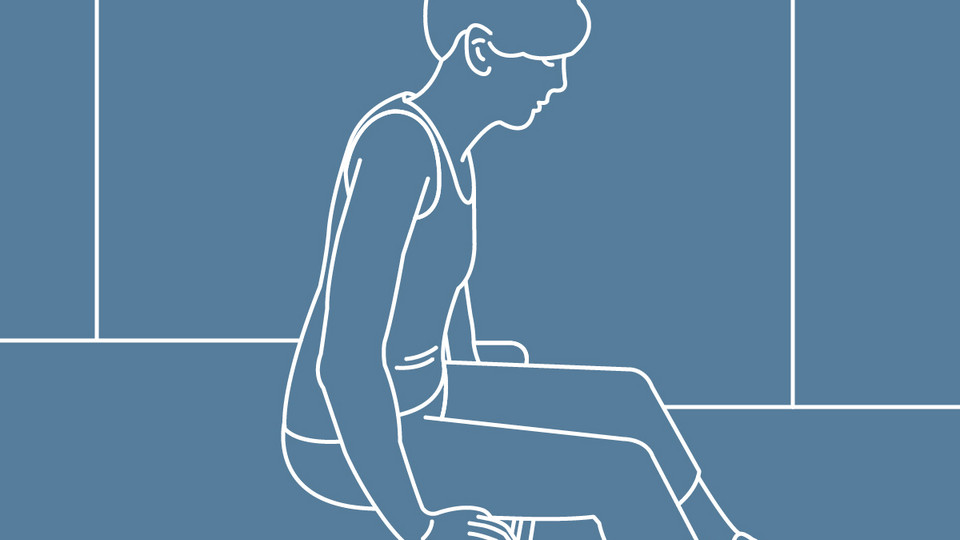 Grafische Darstellung einer Person, die breitbeinig auf der Bettkante sitzt, die Arme neben dem Oberkörper aufs Bett gestützt, leicht nach vorne gelehnt 