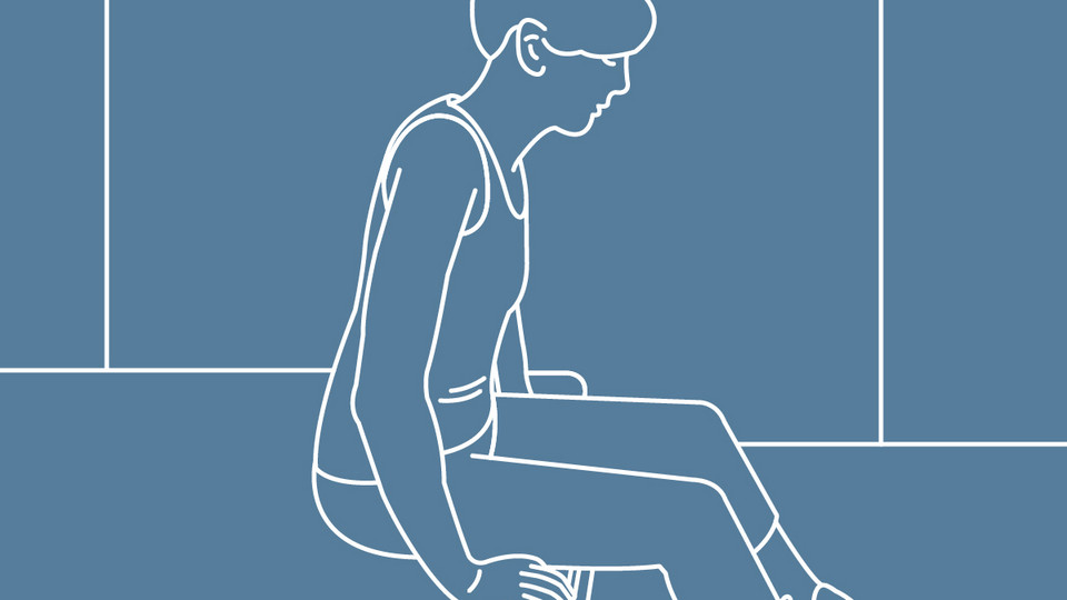 Grafische Darstellung einer Person, die breitbeinig auf der Bettkante sitzt, die Arme neben dem Oberkörper aufs Bett gestützt, leicht nach vorne gelehnt 