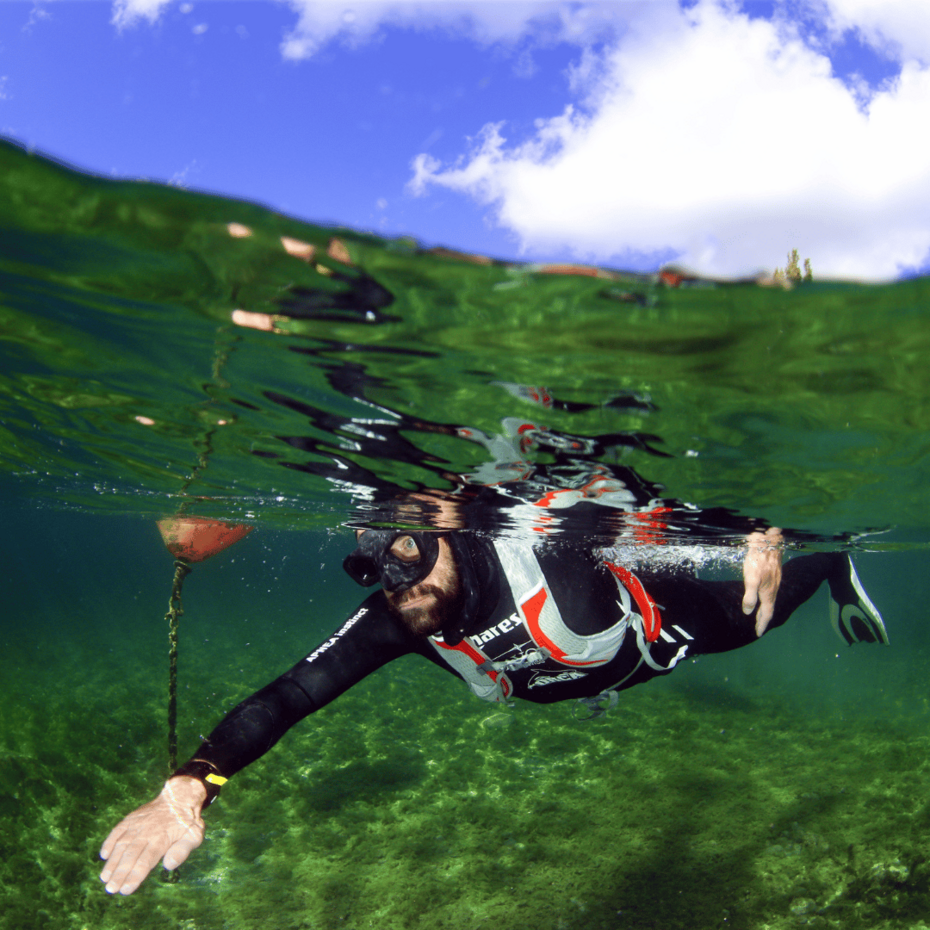 Taucher im Wasser schwimmend