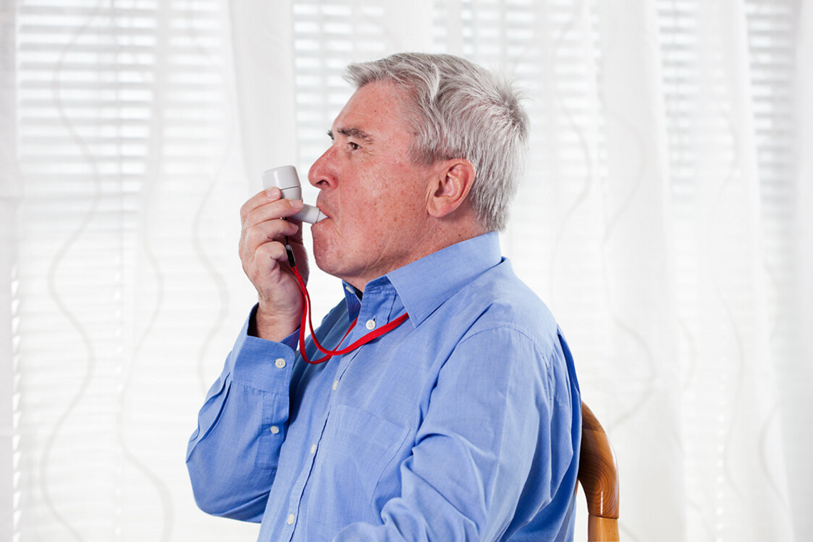 Elderly man breathing using the PARI O-PEP