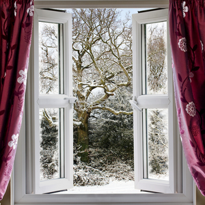 Offenes Fenster, Aufnahme von innen heraus, außen ist ein verschneiter Garten zu sehen