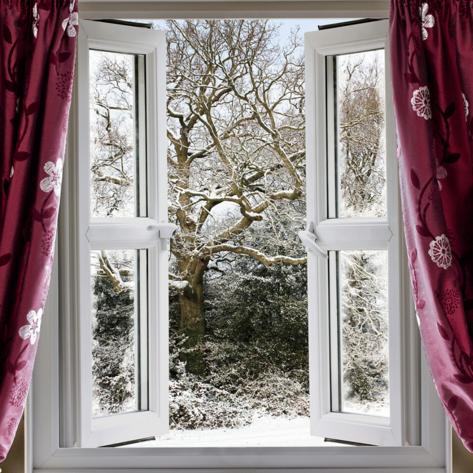 Offenes Fenster, Aufnahme von innen heraus, außen ist ein verschneiter Garten zu sehen