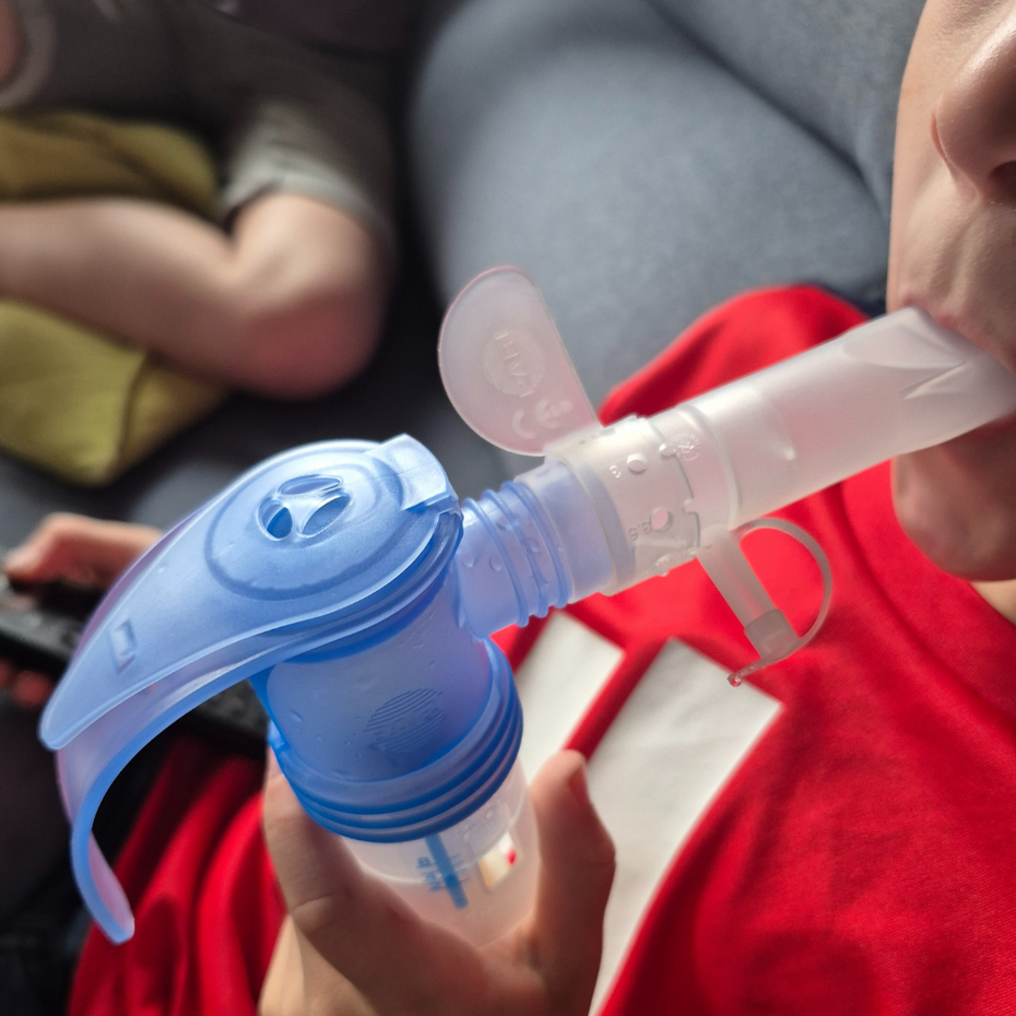 Kind hat Asthma: PARI PEP S System Kind inhaliert mit Vernebler und PARI PEP S System