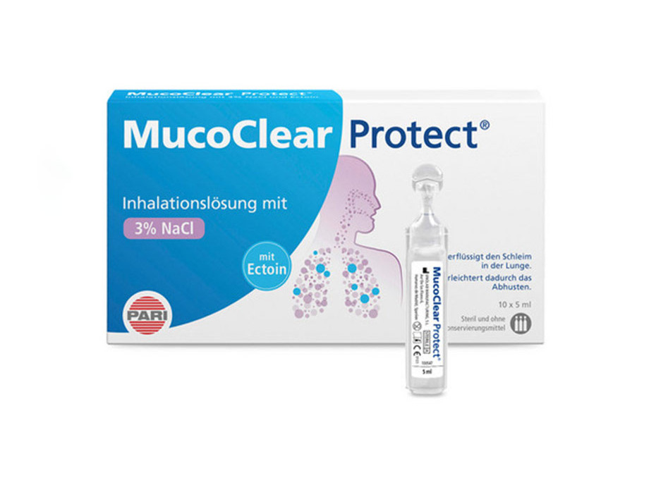 Produktabbildung – Die Abbildung zeigt im Vordergrund eine Ampulle mit MucoClear Protect. Im Hintergrund steht die handelsübliche Verpackung, die 10 Ampullen enthält.