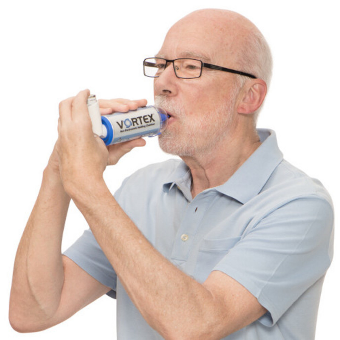 Nebenwirkungen von Kortisonsprays bei Asthma reduzieren: Spacer nutzen Älterer Mann mit Brille inhaliert Asthmaspray mit Hilfe eines Spacers