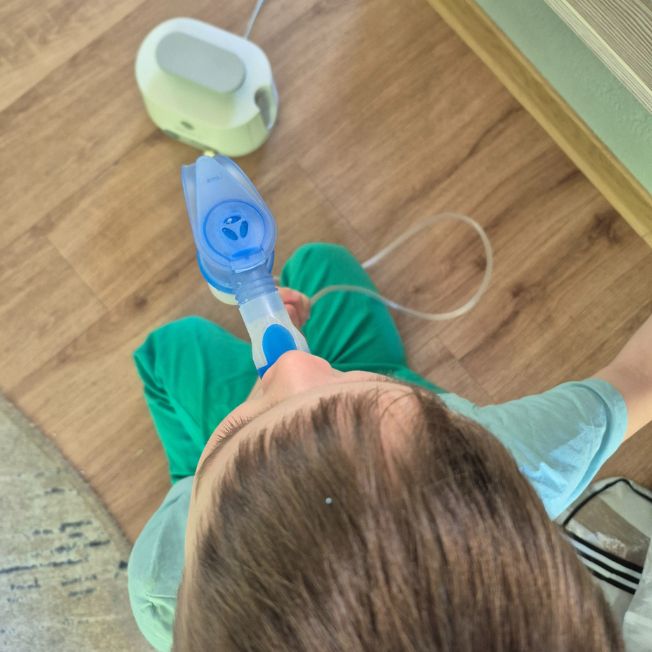 Kind hat Asthma: PARI BOY Pro Aufnahme von einem Kind, das mit dem PARI BOY Pro inhaliert, von oben