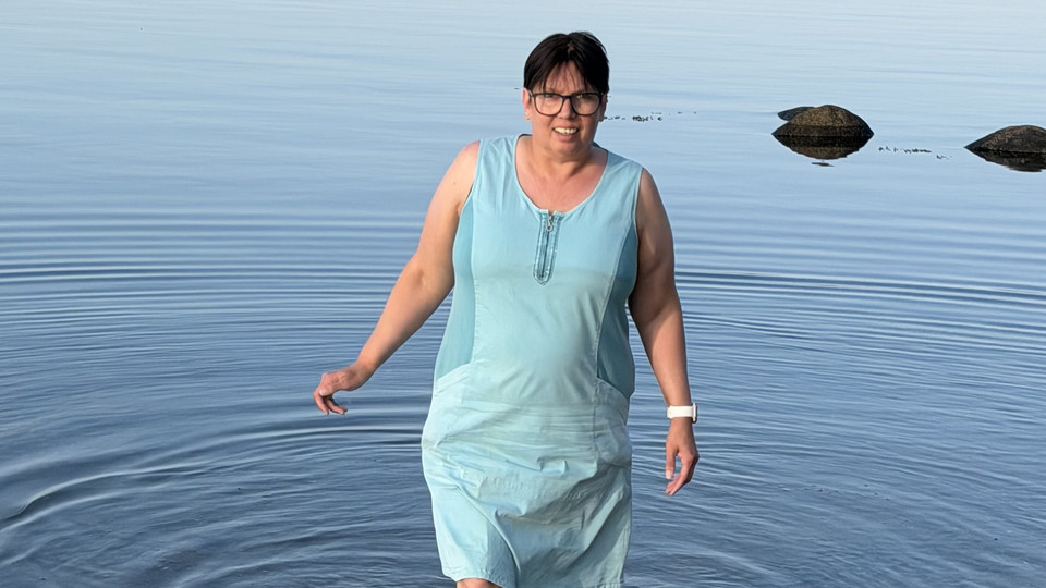 Kein Urlaub mit COPD? Eine Betroffene über Gründe & Alternativen Frau steht knietief im Meer