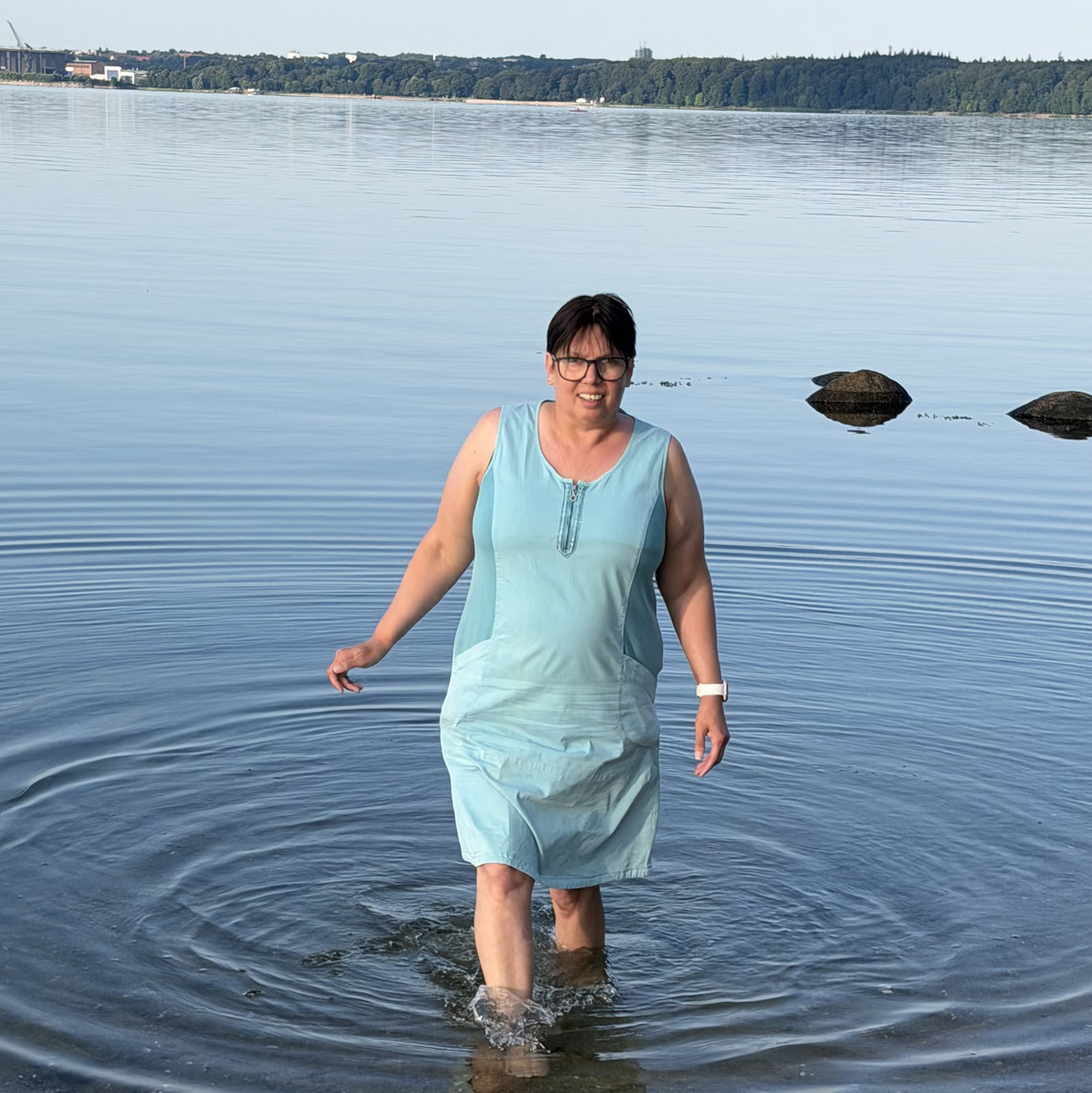 Kein Urlaub mit COPD? Eine Betroffene über Gründe & Alternativen Frau steht knietief im Meer