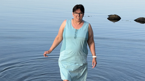 Kein Urlaub mit COPD? Eine Betroffene über Gründe & Alternativen Frau steht knietief im Meer