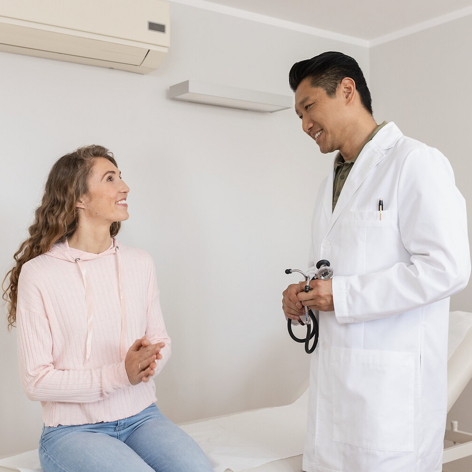 Pregnancy with cystic fibrosis: at the doctor's office Young woman talking to her doctor