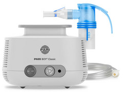 Produktabbildung – Die Abbildung zeigt den PARI BOY Classic Kompressor mit aufgestecktem PARI LC SPRINT Vernebler und Anschlussschlauch.