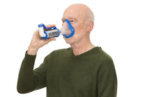 Älterer Mann inhaliert Spray mit VORTEX