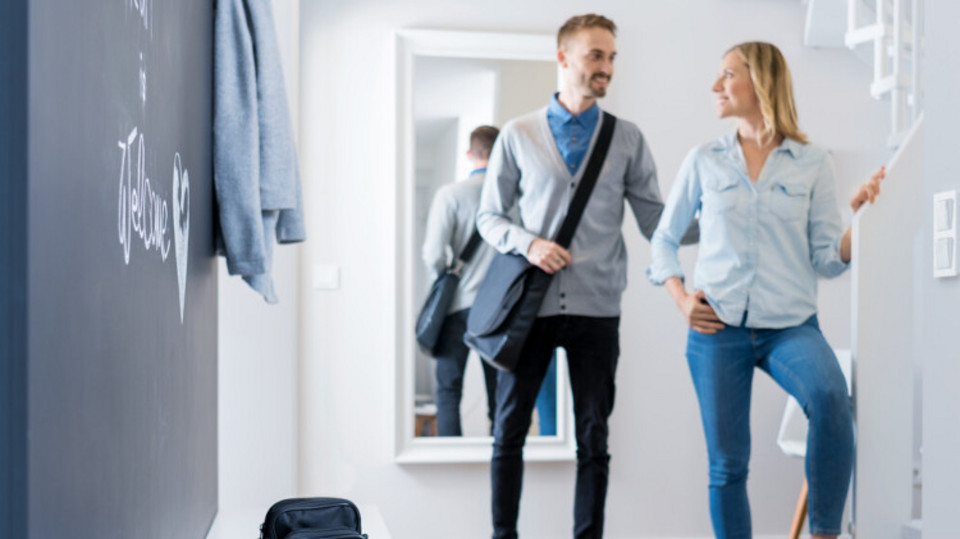 Mann verabschiedet sich im Gang von Frau, im Vordergrund liegt ein Inhalationssystem