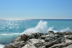 Welle bricht an Felsen
