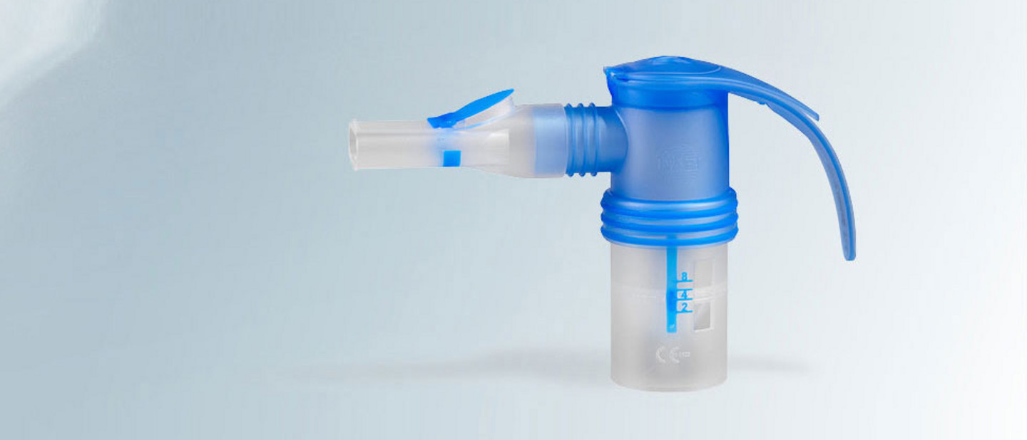 Ein PARI LC SPRINT Vernebler mit Mundstück steht rechts auf einem hellen Hintergrund. Links ist ein sanfter Nebel zu sehen, der das Prinzip der Verneblung symbolisiert.