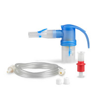 Produktabbildung – Die Abbildung zeigt das PARI BOY Junior Year Pack bestehend aus dem PARI LC SPRINT Junior Vernebler (gelber Düsenaufsatz), zusätzlicher roter Düsenaufsatz, Anschlussschlauch, 2 Luftfilter (je nach Kompressor) und Mundstück.