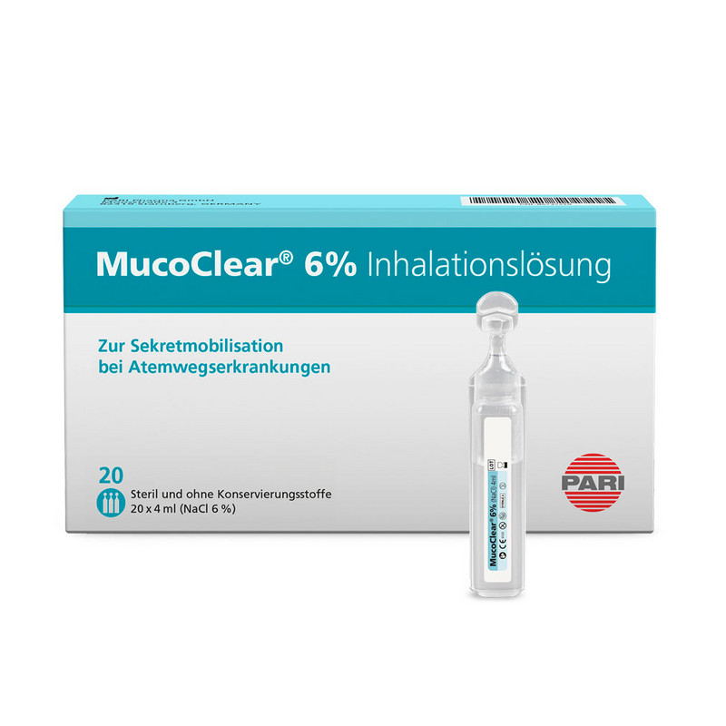 Produktabbildung – Die Abbildung zeigt im Vordergrund eine Ampulle mit MucoClear 6% Inhalationslösung. Im Hintergrund steht die handelsübliche Verpackung, die 20 Ampullen enthält.