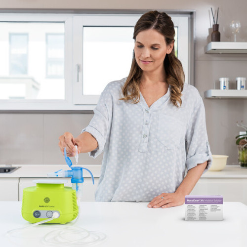 Hypertone Kochsalzlösung geeignet für Kinder und Babys Frau füllt in Küche Inhalationslösung in Inhalationgerät