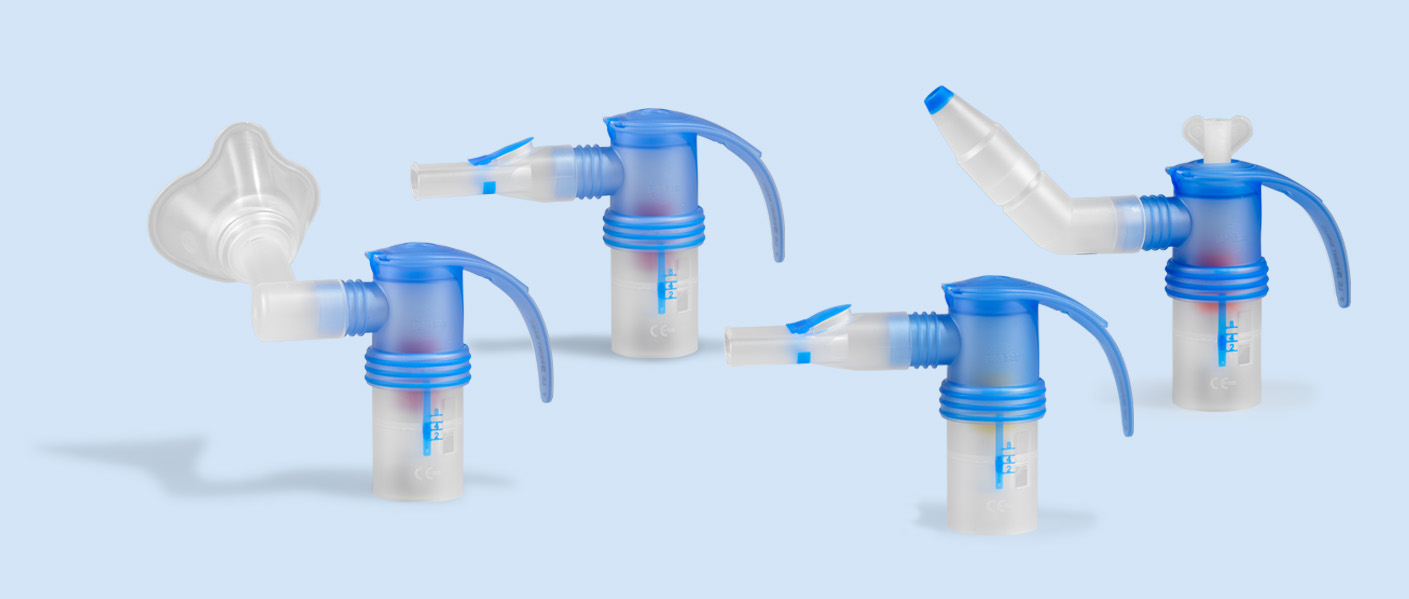 Produktabbildung: Vor einem blau-grauen Hintergrund sind vier PARI LC SPRINT Vernebler-Typen aufgestellt. Der PARI LC SPRINT BABY, Der PARI LC SPRINT Junior, der PARI LC SPRINT, und der PARI LC SPRINT SINUS.