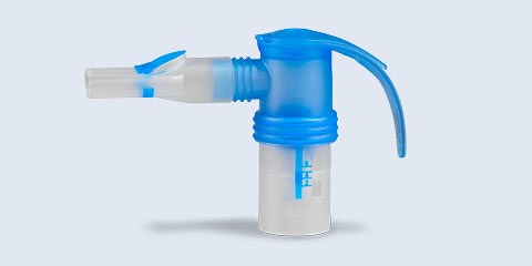 Produktabbildung: Vor einem blau-grauen Hintergrund steht in der Mitte ein PARI LC SPRINT Vernebler mit Mundstück.