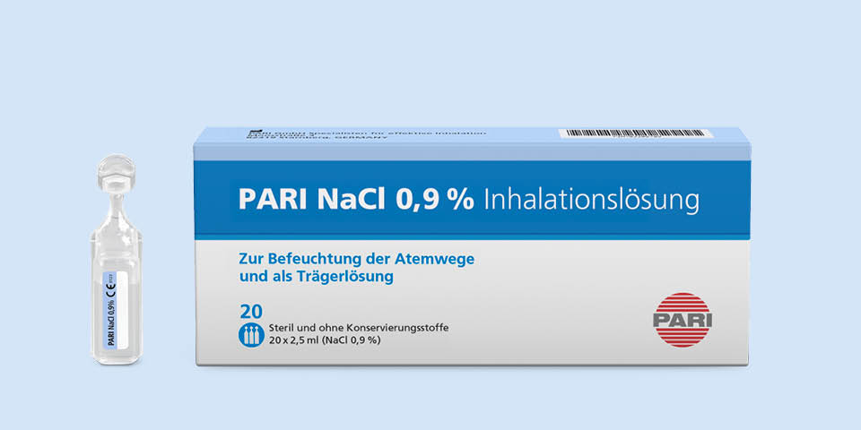 Produktabbildung – PARI NaCl 0,9% Inhalationslösung – Isotone Kochsalzlösung. Links neben der 10er Packung steht eine einzelne Ampulle