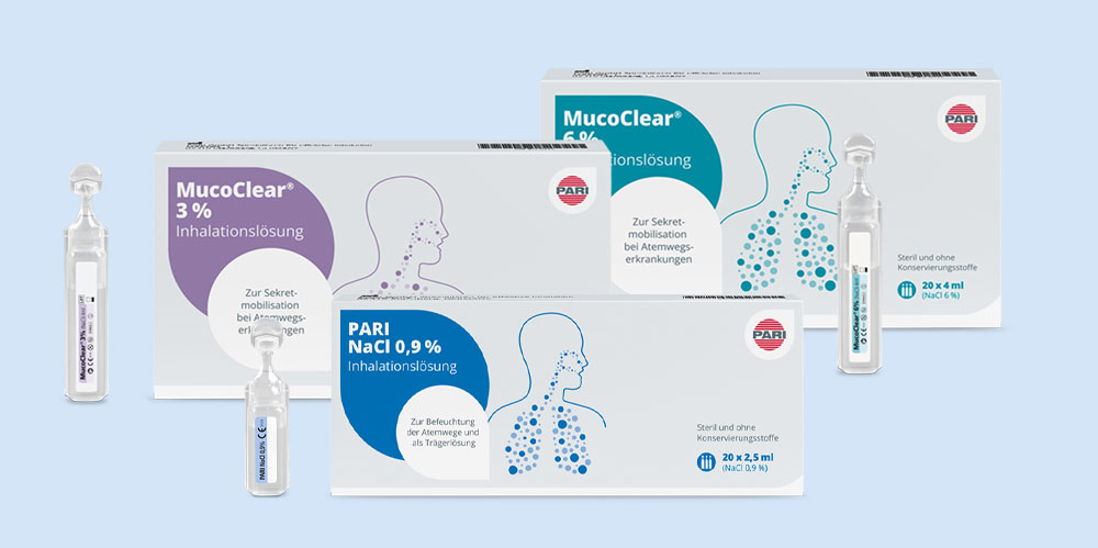 Collage de produits : solution pour inhalation PARI NaCl 0,9 %, solutions pour inhalation MucoClear 3 % et MucoClear 6 % avec emballage et doses individuelles, sur fond clair.