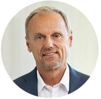 Stefan Seemann, CEO PARI Mann in Anzug vor hellem Hintergrund, porträthaft in einem runden Rahmen dargestellt.