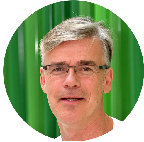 Prof. Dr. med. Markus Rose vor einem grünen, vertikalen Hintergrund.