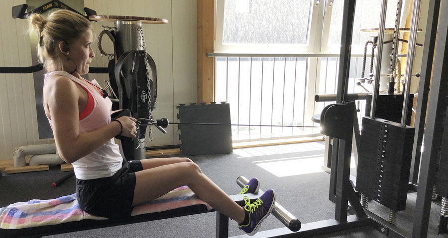 Carola Landerer am Kabelzug in ihrem Fitnessstudio