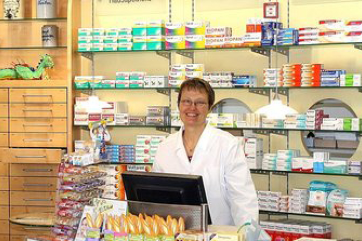 Frau Weltrich-Streit in ihrer Apotheke