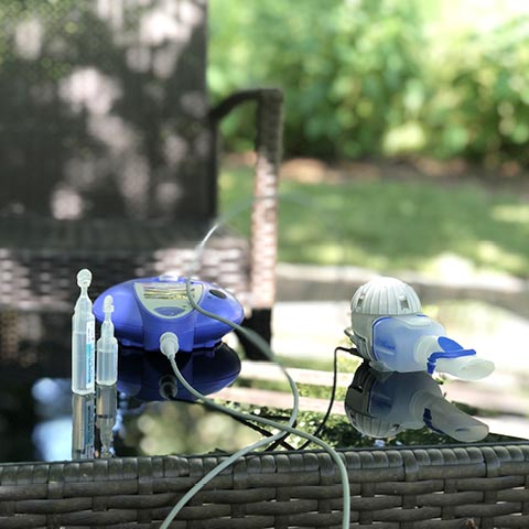 Auch für Zuhause ist das Gerät praktisch. Zum Beispiel nehme ich im Sommer bei schönem Wetter das Inhaliergerät manchmal mit in den Garten und inhaliere dort