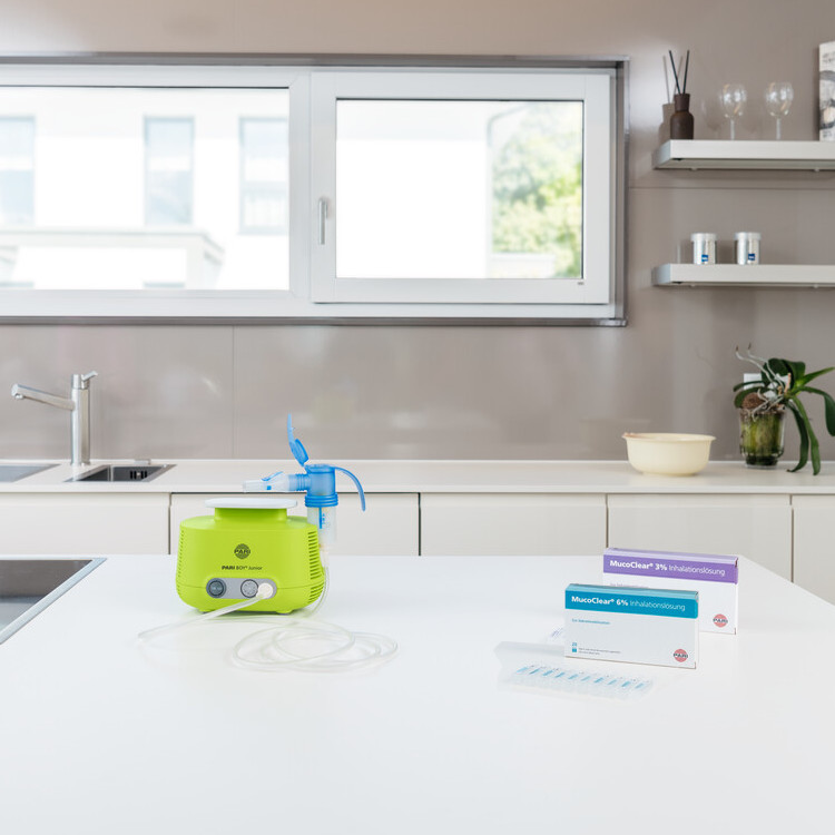 Inhalationsgerät und zwei Packungen Inhalationslösung auf Ablage in der Küche
