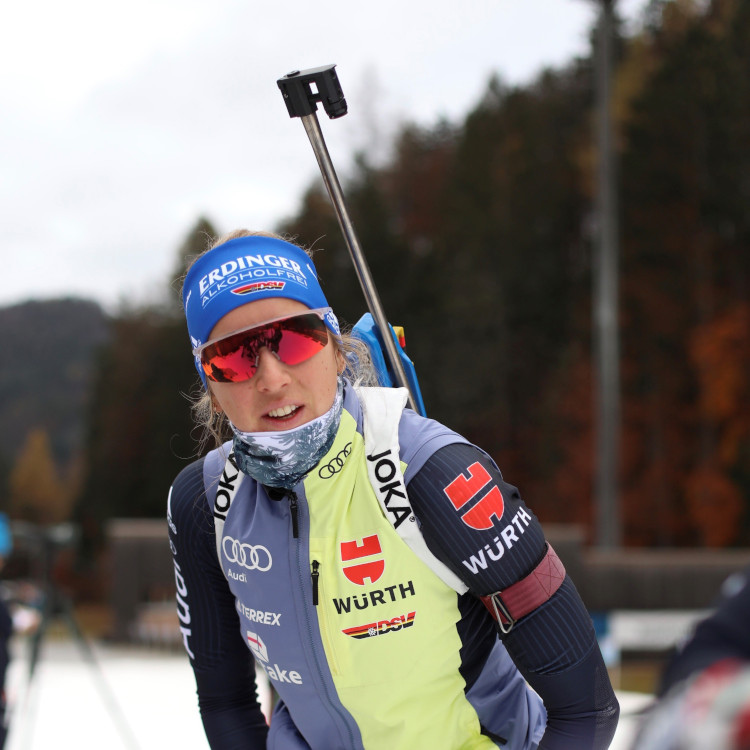 Biathletin Franziska Preuß während eines Wettkampfes mit Biathlongewehr am Rücken