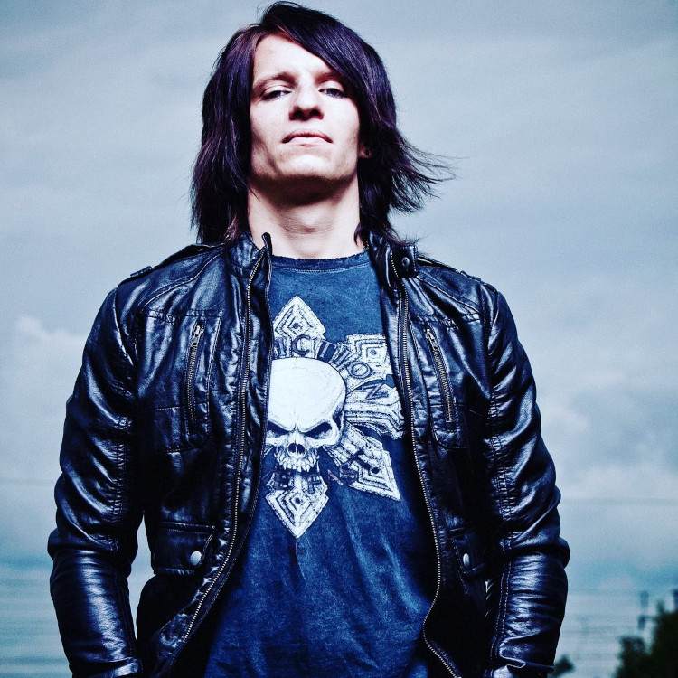 „Inhalieren pflegt meine Stimme“: Sänger Leon Singer im Interview Junger Mann in Halbnahaufnahme mit Lederjacke und langen Haaren