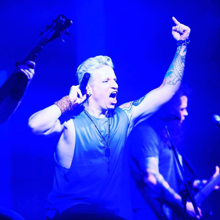 „Inhalieren pflegt meine Stimme“: Sänger Leon Singer im Interview Sänger animiert Publikum mit erhobener Hand zum Mitsingen