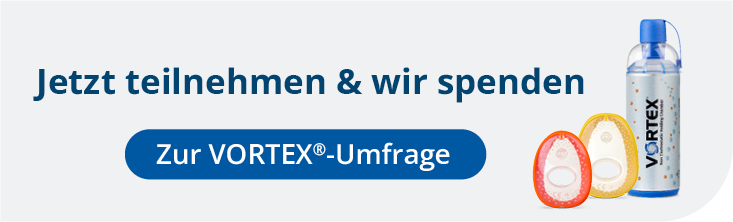 Rechts im Bild VORTEX Inhalierhilfe mit Baby- und Kindermaske, links steht Text: Jetzt teilnehmen & wir spenden; Zur VORTEX Umfrage