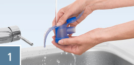 Reinigung – nach jedem Gebrauch Vernebler zerlegen. In warmem Leitungswasser und Spülmittel reinigen. Einzelteile gründlich unter fließendem Wasser nachspülen.