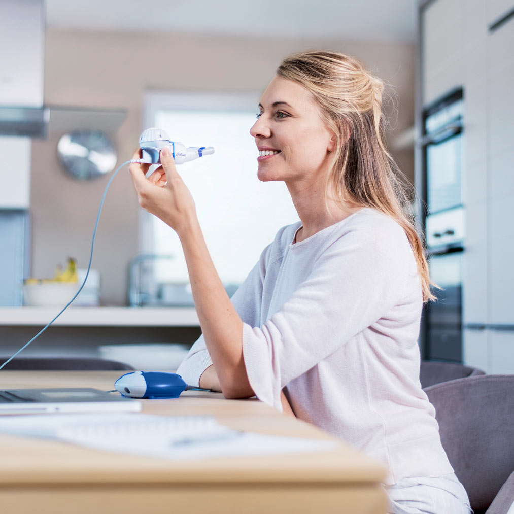 Junge-Frau-inhaliert-mit-eFlow-rapid.jpg