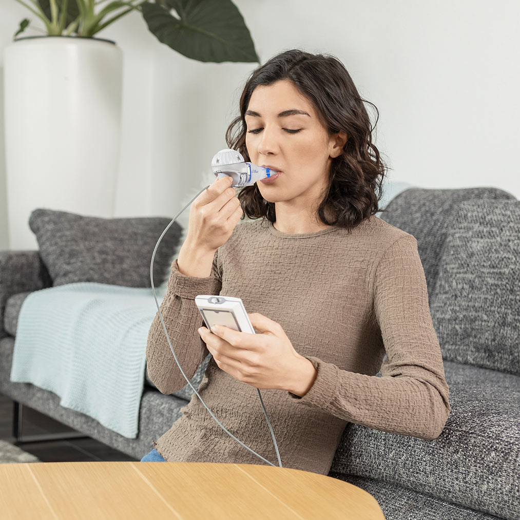 Junge-Frau-inhaliert-mit-ihrem-eFlow-rapid.jpg