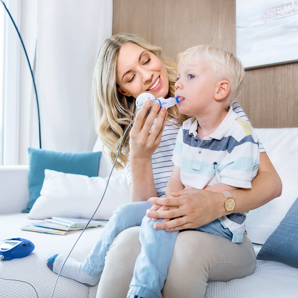 eFlow-rapid-Mutter-inhaliert-mit-ihrem-Kind.jpg