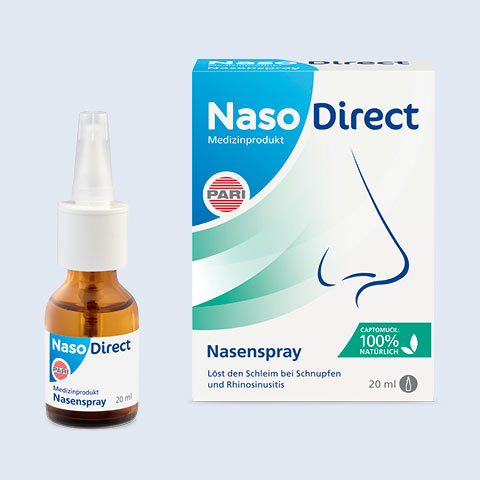 Produktabbildung: Vor einem blau-grauen Hintergrund steht eine Pumpspray-Flasche NasoDirect Nasenspray. Rechts daneben steht die dazugehörige Handels-Verpackung.