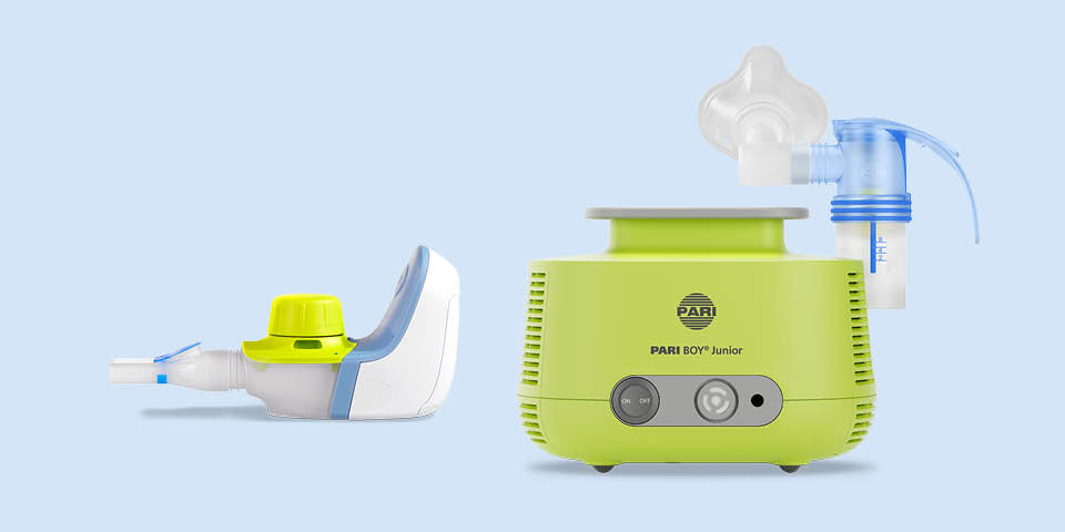 Produktabbildung: Vor einem blau-grauen Hintergrund ist links ein PARI BOY free und rechts eine PARI BOY Junior abgebildet.