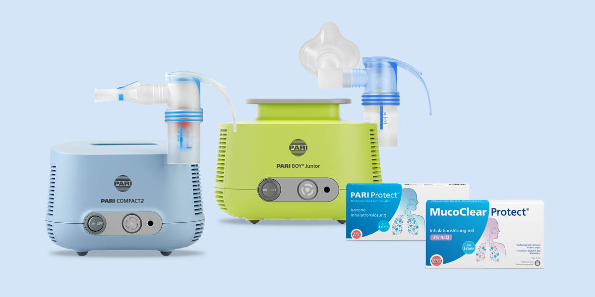 Collage aus Produkten und Inhalationslösungen Zwei Inhalationsgeräte mit Aufsätzen und mehrere Packungen Inhalationslösungen vor hellblauem Hintergrund.