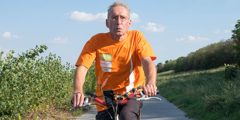 Ein Mann macht eine Radtour in der Natur