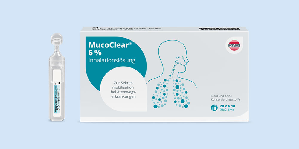 Produktabbildung – MucoClear &% Inhalationslösung – Hypertone Kochsalzlösung. Links neben der 20er Packung steht eine einzelne Ampulle