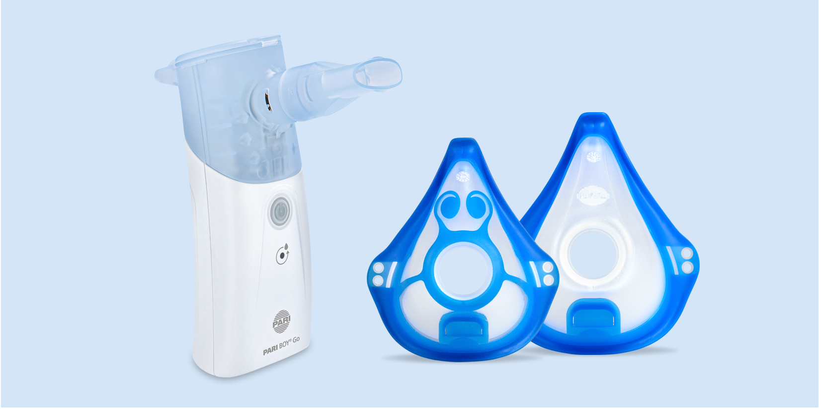 Produktabbildung: Vor einem blau-grauen Hintergrund steht links das PARI BOY Go Inhaliergerät, in der Mitte ist die PARI Kindermaske und rechts daneben die Erwachsenenmaske abgebildet.