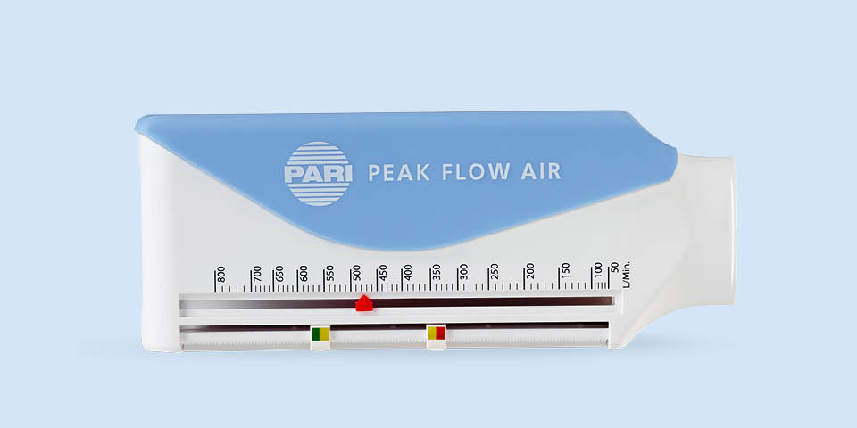 Produktabbildung: Vor einem blau-grauen Hintergrund steht ein PARI-PEAK-FLOW-AIR. Das PARI PEAK FLOW AIR dient zur schnellen Messung des Ausatemspitzenflusses.