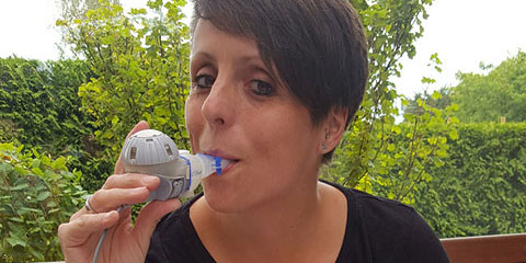 Anwenderbild – Christine Braune bei der Inhalation mit den eFlow®rapid