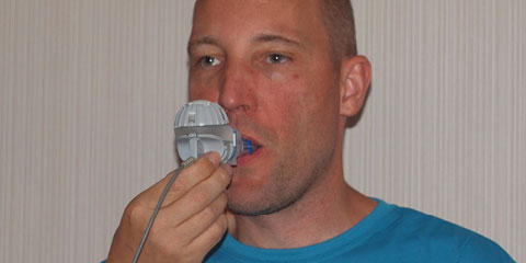 Anwenderbild – Sven Weiboldt bei der Inhalation mit den eFlow®rapid